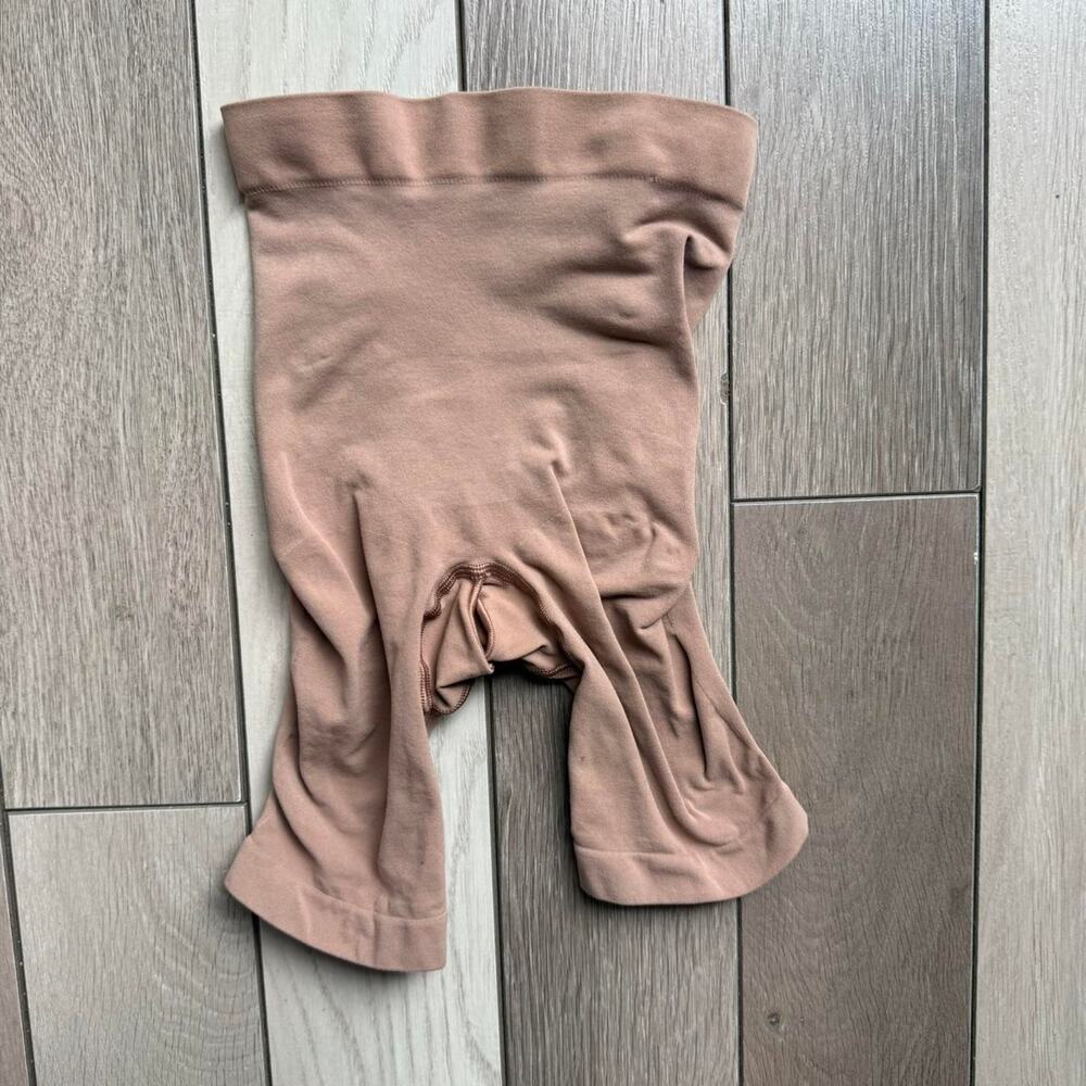 Tan skims seamless ruffle shorts